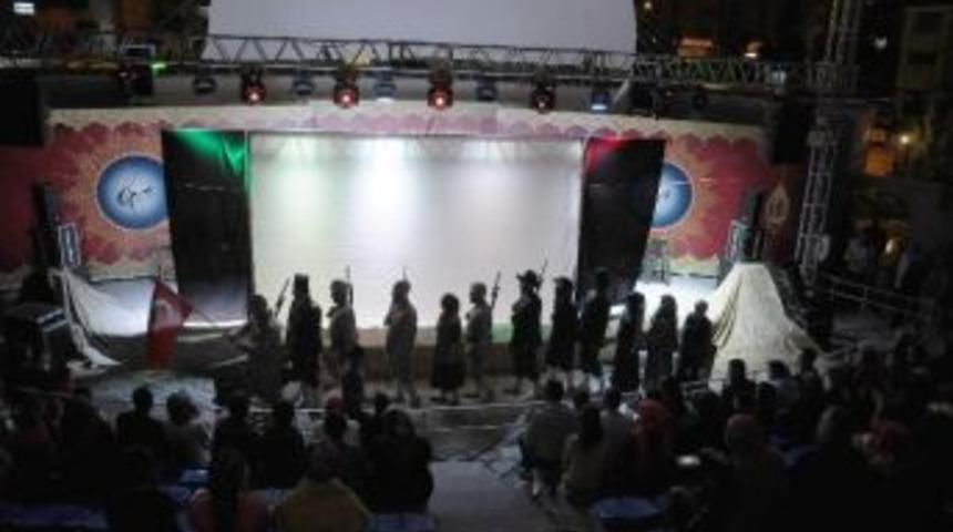 &Ccedil;anakkale Tiyatrosu Duygulandırdı