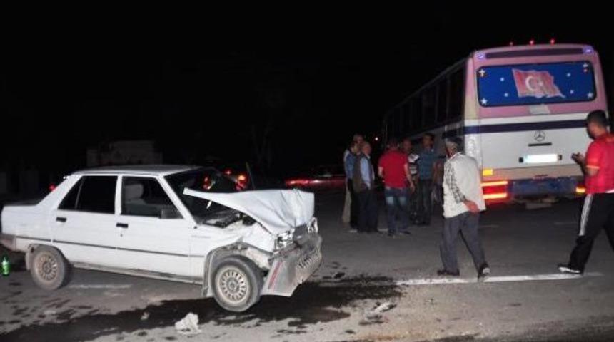 Otomobil, Otob&uuml;sle &Ccedil;arpıştı: 4 Yaralı