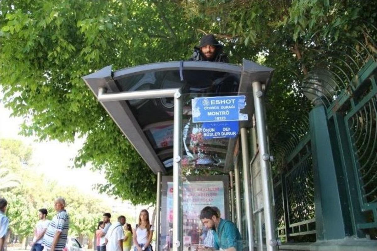 Aşkından 7 Yıldır Otob&uuml;s Durağının Tepesinde Yaşıyor