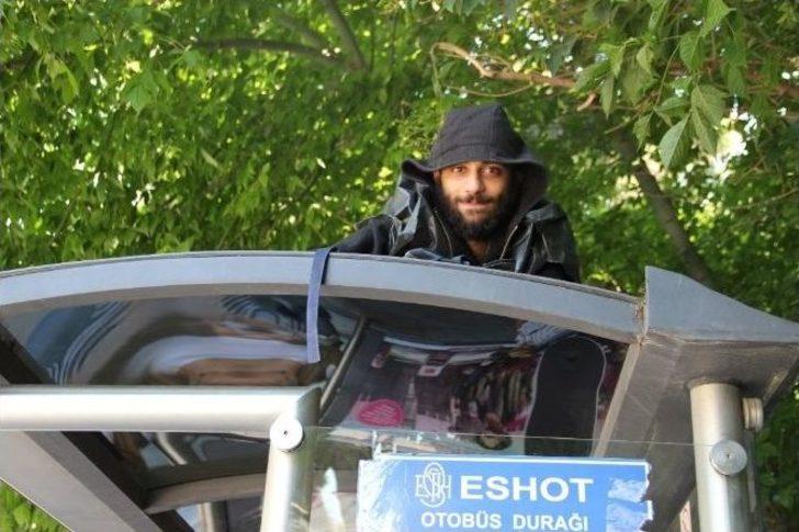 Aşkından 7 Yıldır Otobüs Durağının Tepesinde Yaşıyor G2