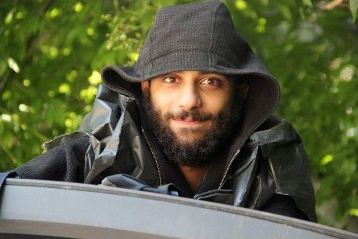 Aşkından 7 Yıldır Otobüs Durağının Tepesinde Yaşıyor G3