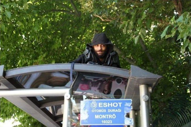 Aşkından 7 Yıldır Otobüs Durağının Tepesinde Yaşıyor G4