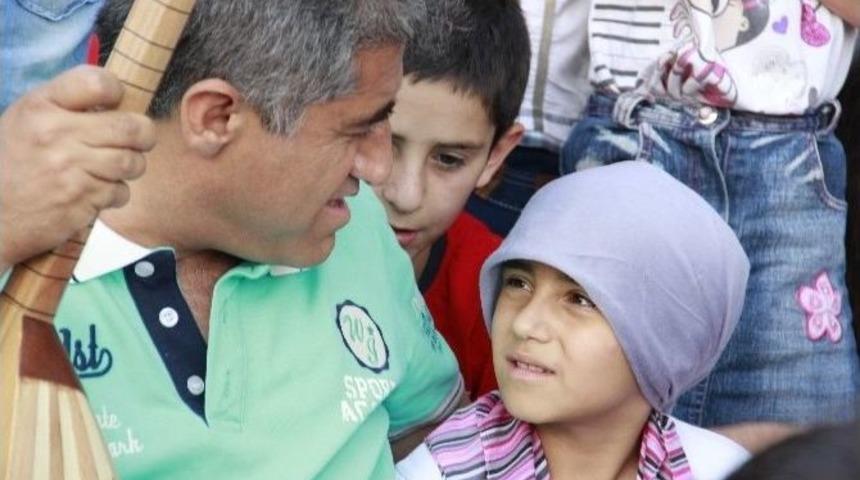 T&uuml;rk&uuml;c&uuml; Aydın Aydın, Hakkarili &Ccedil;ocuklarla İftar Yaptı