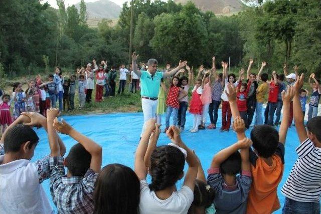 Türkücü Aydın Aydın, Hakkarili Çocuklarla İftar Yaptı