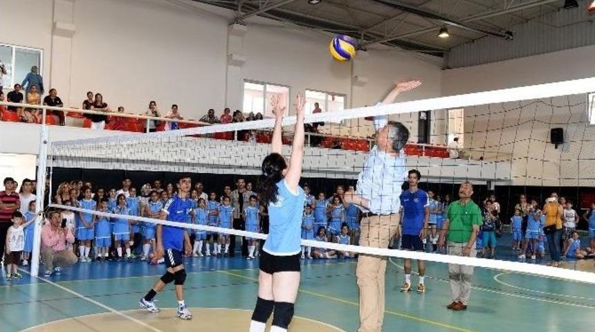 Voleybol Takımlarına Malzeme Dağıtıldı