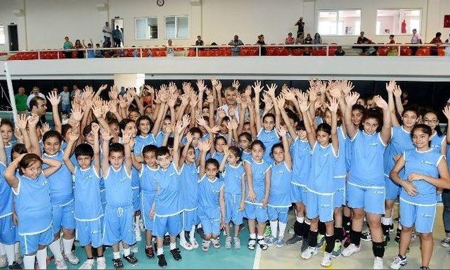 Voleybol Takımlarına Malzeme Dağıtıldı