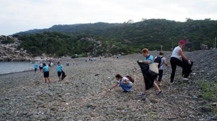 Marmaris'te Rehberlerden Plaj Temizliği