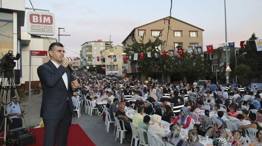Battalgazi Mahallesi&rsquo;nde Binlerce Kişi Aynı Sofrada Buluştu