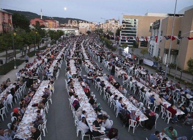 Battalgazi Mahallesi’nde Binlerce Kişi Aynı Sofrada Buluştu