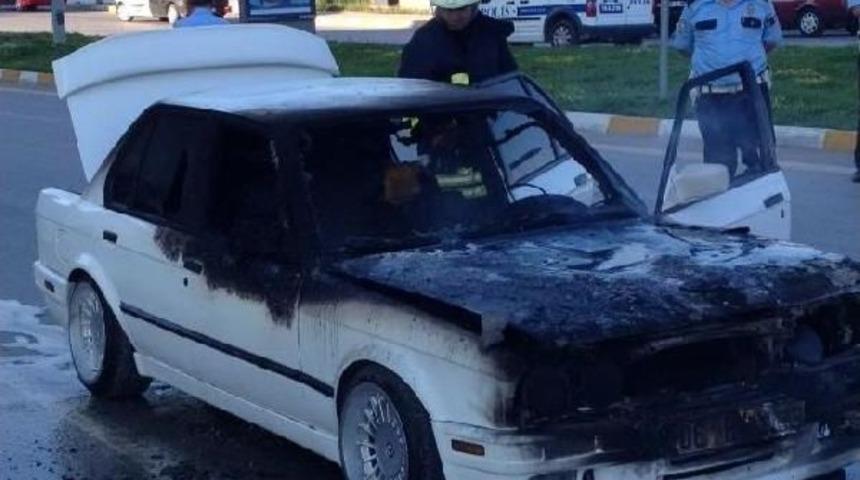 Lpg'li Otomobil Kırmızı Işıkta Alev Aldı