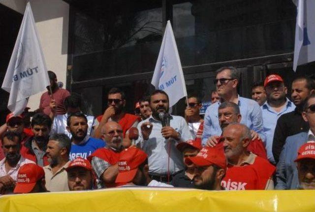 İzmir'de Toplu Sözleşmede Anlaşma Olmayınca Işçiler Büyükşehir Belediyesi'ne Yürüdü