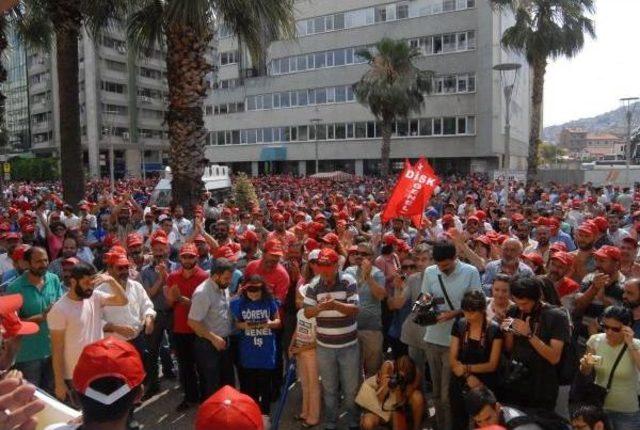 İzmir'de Toplu Sözleşmede Anlaşma Olmayınca Işçiler Büyükşehir Belediyesi'ne Yürüdü