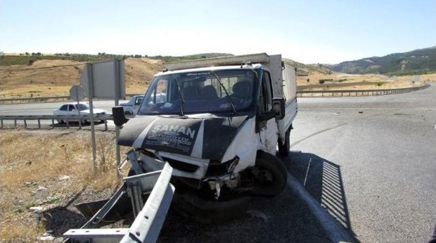 Adıyaman&rsquo;da Otomobille Kamyonet &Ccedil;arpıştı: 2 Yaralı