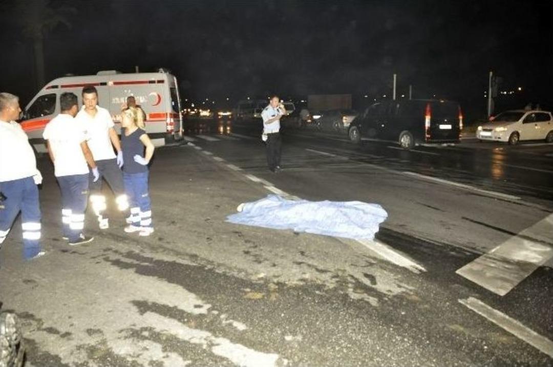 Yolda Yatan İş&ccedil;iyi Tır Ezdi