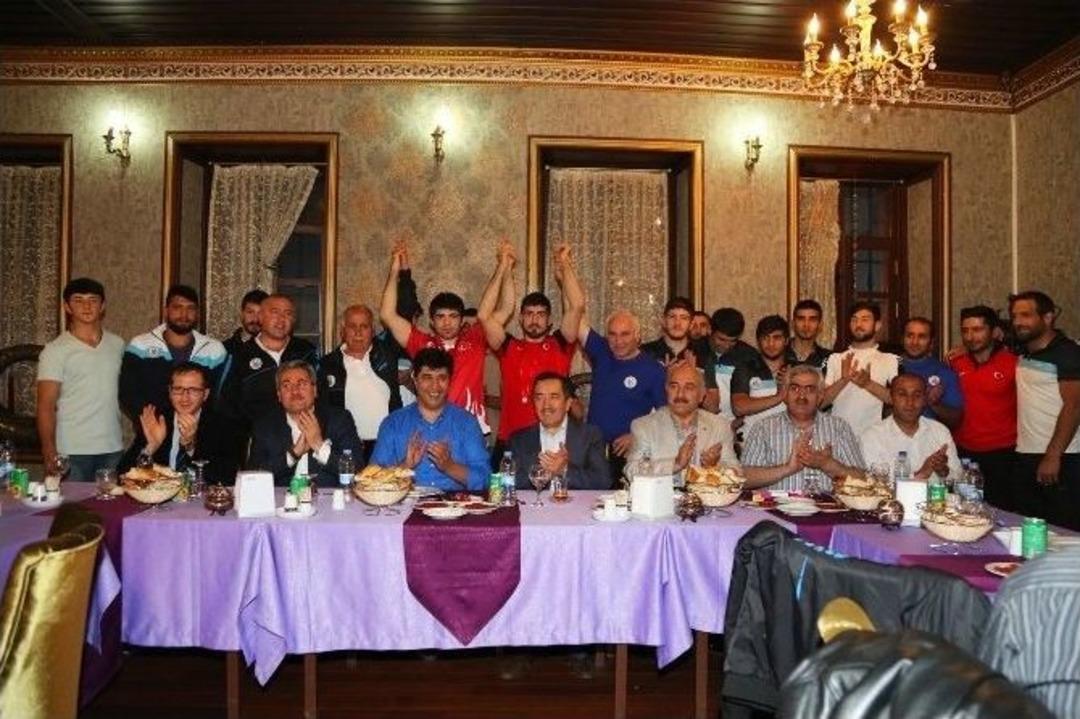 B&uuml;y&uuml;kşehir&rsquo;den Şampiyon G&uuml;reş&ccedil;ilere İftar Yemeği