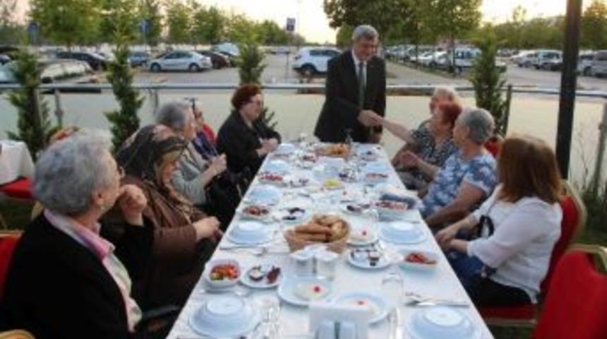 Başkan Karaosmanoğlu Huzurevi Sakinleriyle İftar Yaptı