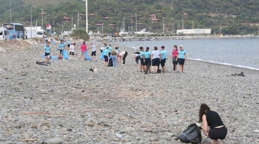 Marmaris&rsquo;te Yabancı Rehberler Kıyı Temizliği Yaptı