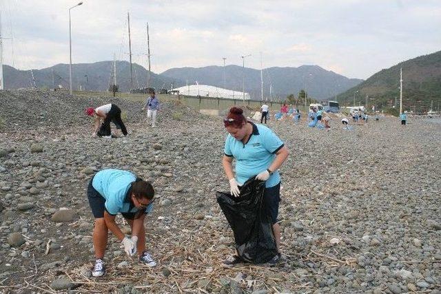 Marmaris’te Yabancı Rehberler Kıyı Temizliği Yaptı