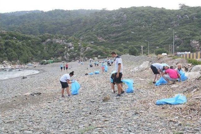 Marmaris’te Yabancı Rehberler Kıyı Temizliği Yaptı