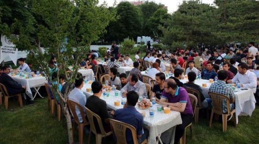 Farklı &Uuml;lke &Ouml;grenciler Aynı  Iftar Sofrasında  Buluştu