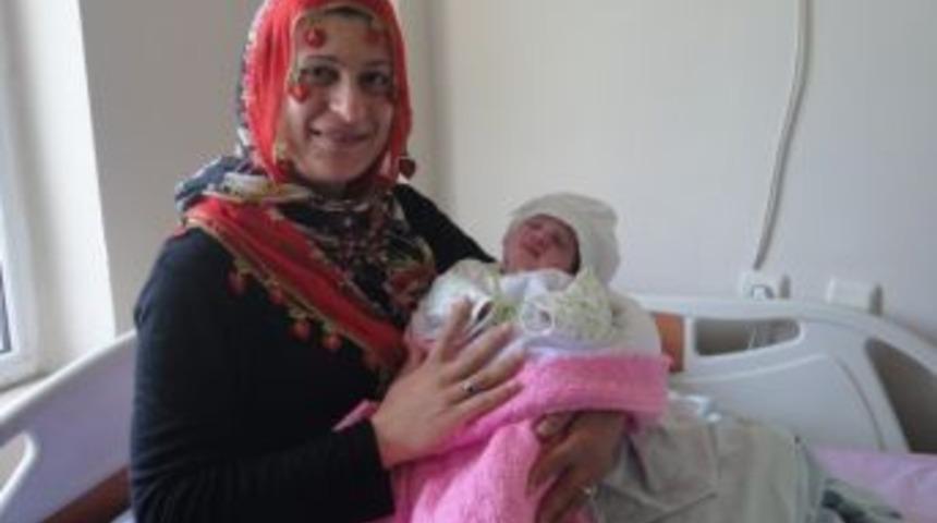 Doğum Sancısı &Ccedil;eken Kadın Ambulansta Doğurdu