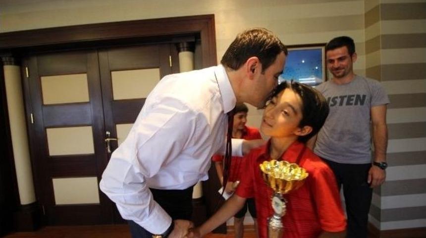 Şampiyon Tenis&ccedil;ilerden Vali Işın&rsquo;a Ziyaret