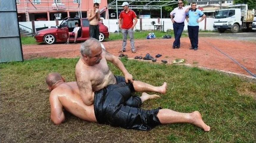 (&ouml;zel Haber) 67 Yaşındaki Eski G&uuml;reş&ccedil;i Gen&ccedil;lere Yağlı G&uuml;reşi &Ouml;ğretiyor