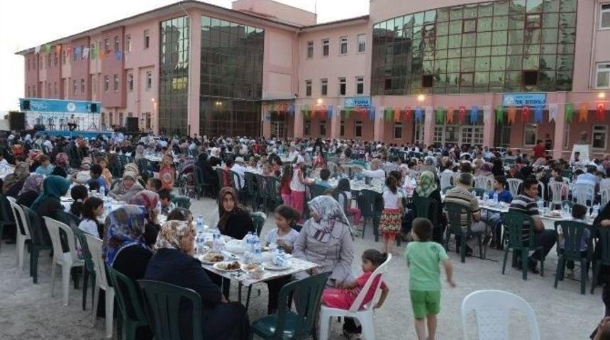 Yeşilyurt Belediyesi Meydan İftarını Bu Kez Toki&rsquo;de Kurdu