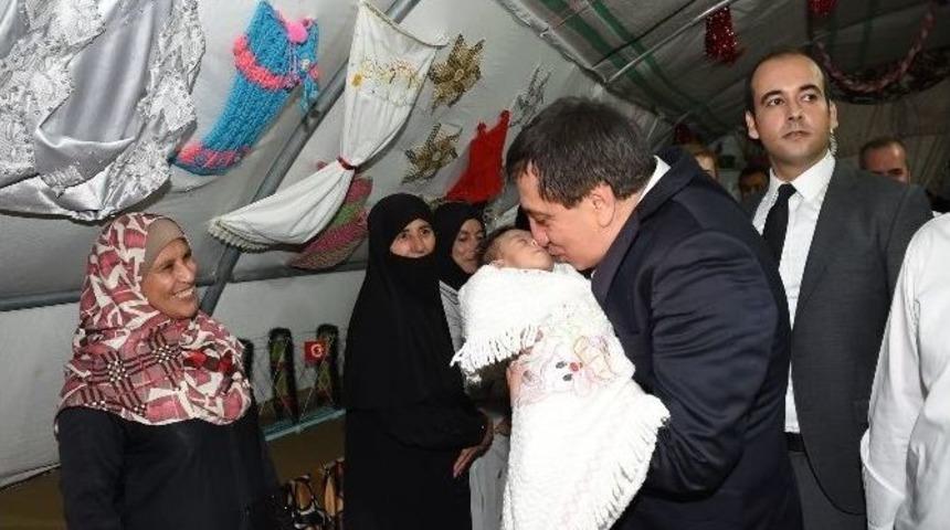 Vali K&uuml;&ccedil;&uuml;k Suriyelilerle İftar A&ccedil;tı