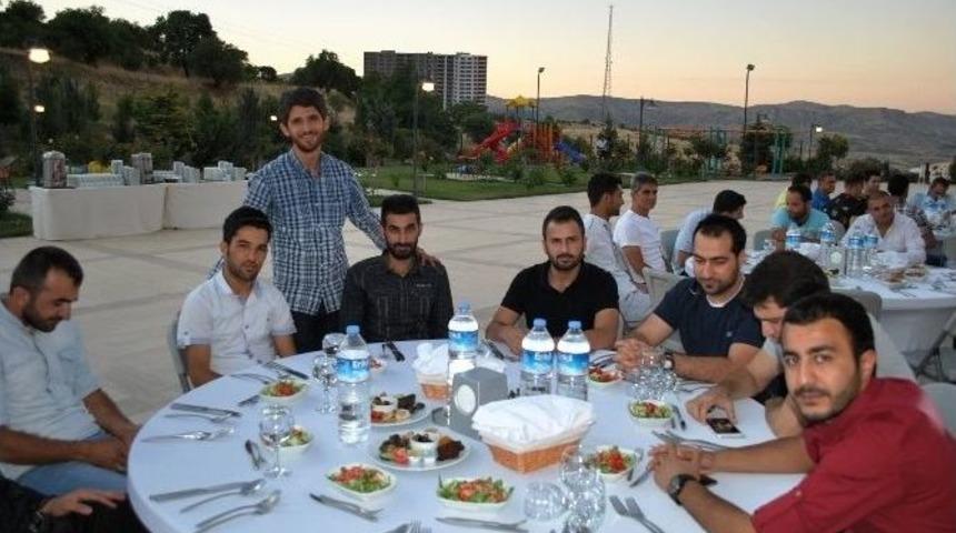 Mardin&rsquo;deki Dicle Elektrik &Ccedil;alışanları, İftarda Buluştu