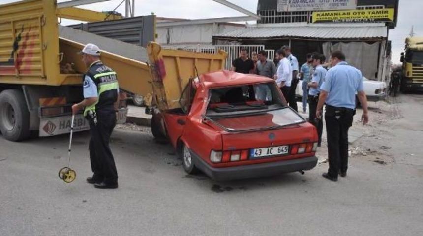Otomobil, Kamyon Kasasındaki Aparta &Ccedil;arptı: 3 Yaralı