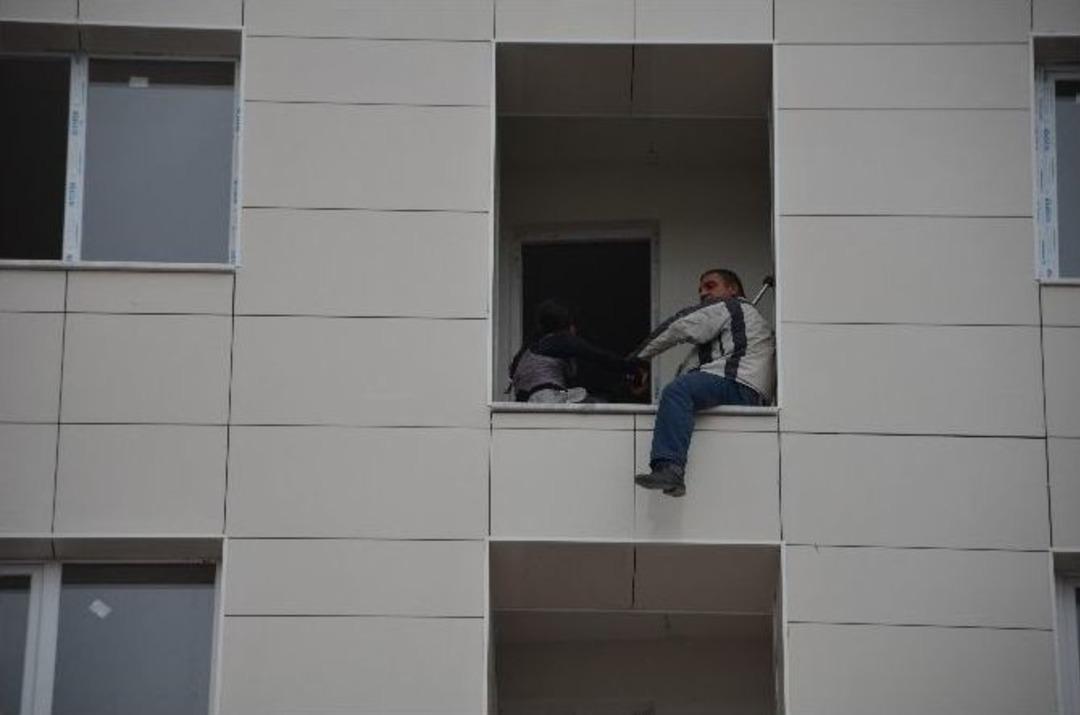 İnşaatın Balkonuna &Ccedil;ıkan Vatandaş, 12 Yaşındaki &Ccedil;ocuğu İle İntihar Etmeye Kalkıştı