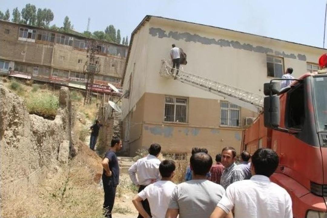 Şemdinli Devlet Hastanesinde Yangın Paniğe Neden Oldu