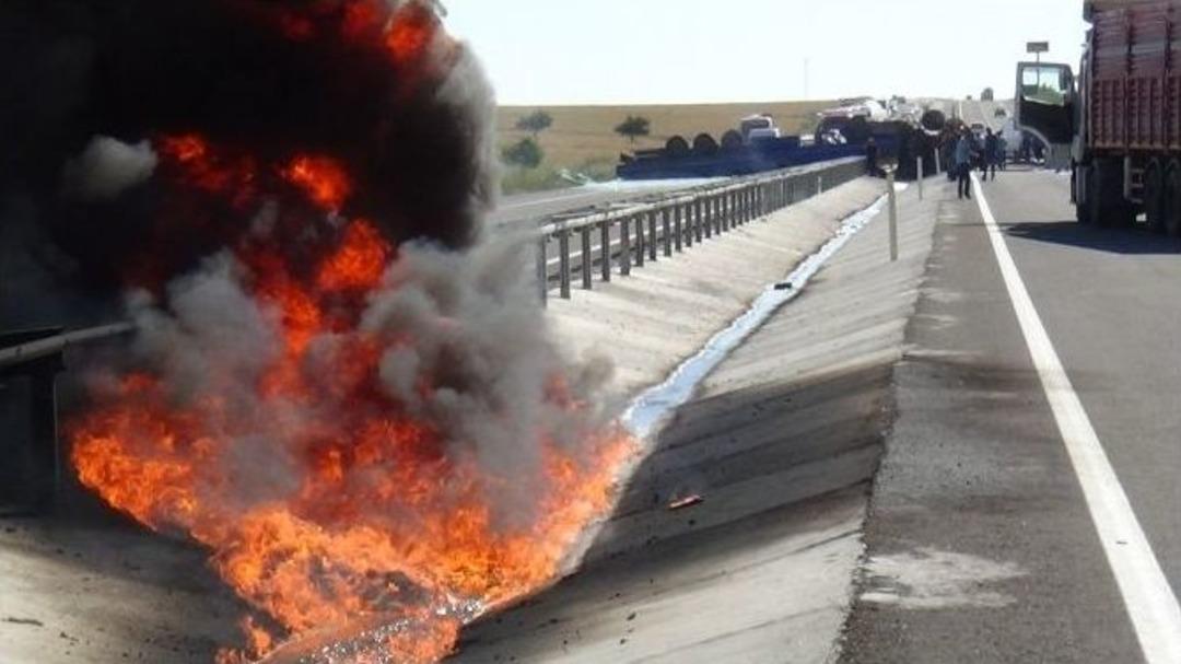 Devrilen Cam Y&uuml;kl&uuml; Tır Yandı