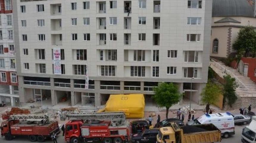 Kızını Yanına Alıp Inşaat Halindeki Binanın 5'inci Kat Balkonuna &Ccedil;ıktı