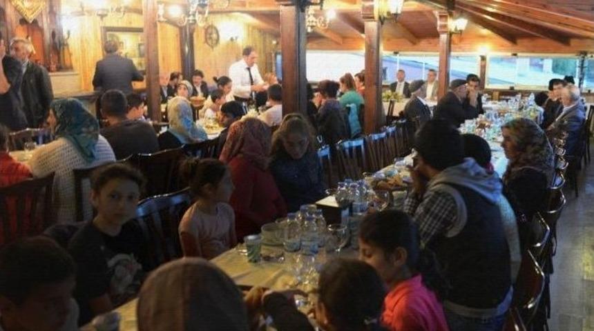 Ardahan Belediyesi, Şehit Yakınları, Gaziler Ve Anne Babasını Kaybeden &Ccedil;ocuklar Onuruna İftar Yemeği Verdi