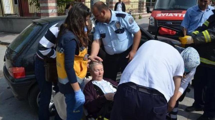 Emanet Otomobille Kaza Yapan Kadın, Yaralanan Annesi I&ccedil;in G&ouml;zyaşı D&ouml;kt&uuml;