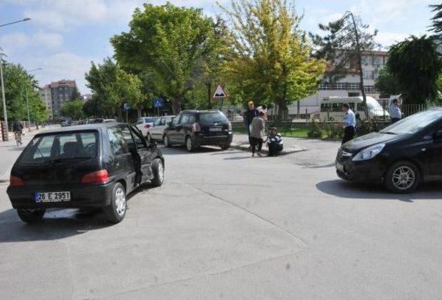 Emanet Otomobille Kaza Yapan Kadın, Yaralanan Annesi Için Gözyaşı Döktü