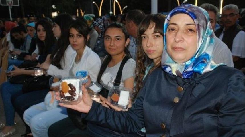 Su, Hurma Ve Kuru Kayısı İle İftar Yaptılar