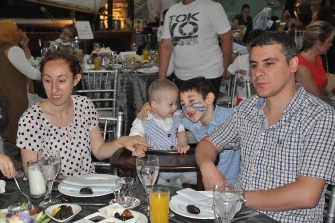 L&ouml;semili &Ccedil;ocuklar Ve Aileleri L&ouml;sev&rsquo;in İftar Yemeğinde Bir Araya Geldi