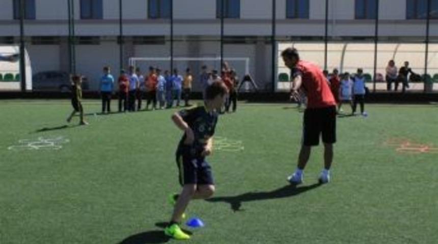 Karaman&rsquo;da Yaz Futbol Okulu &Ccedil;alışmaları Başladı