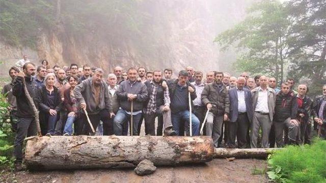 Environmentalists Block Road To Mining Company In Black Sea Province