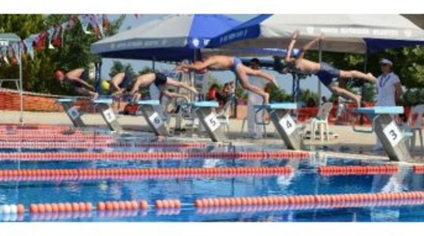 Yüzme Şenliklerinde Genç Sporcular Kulaç Attı