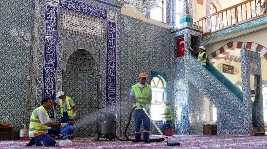 İbadethanelerde Temizlik &Ccedil;alışmaları