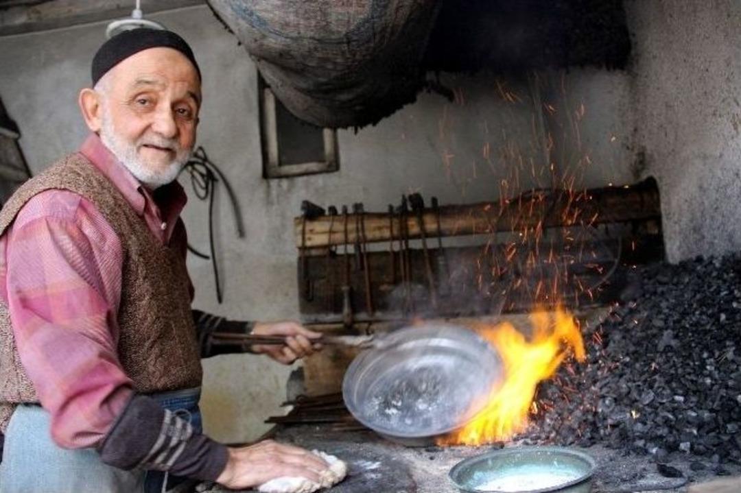 200 Derecelik Ateşin Başında Orucunu 64 Yıldır Hi&ccedil; Aksatmadan Tutuyor