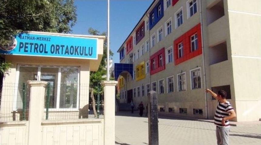 Okulun G&uuml;venlik Kameralarını &Ccedil;aldılar