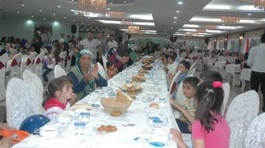 Yetimler G&uuml;lerse D&uuml;nya G&uuml;ler