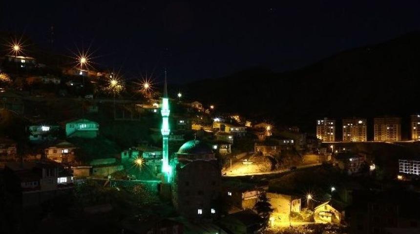 G&uuml;m&uuml;şhane&rsquo;de Cami Minareleri Işıklandırıldı