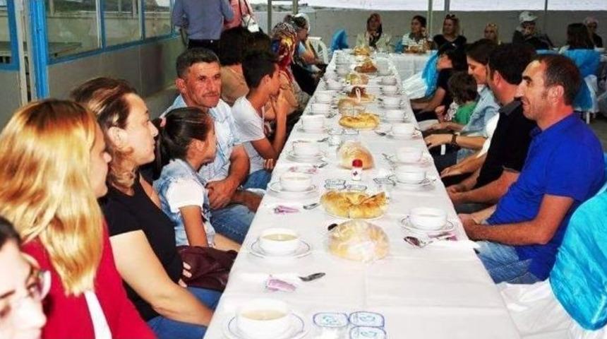 Lapseki&rsquo;de Yetimlere Kardeşlik İftarı Verildi