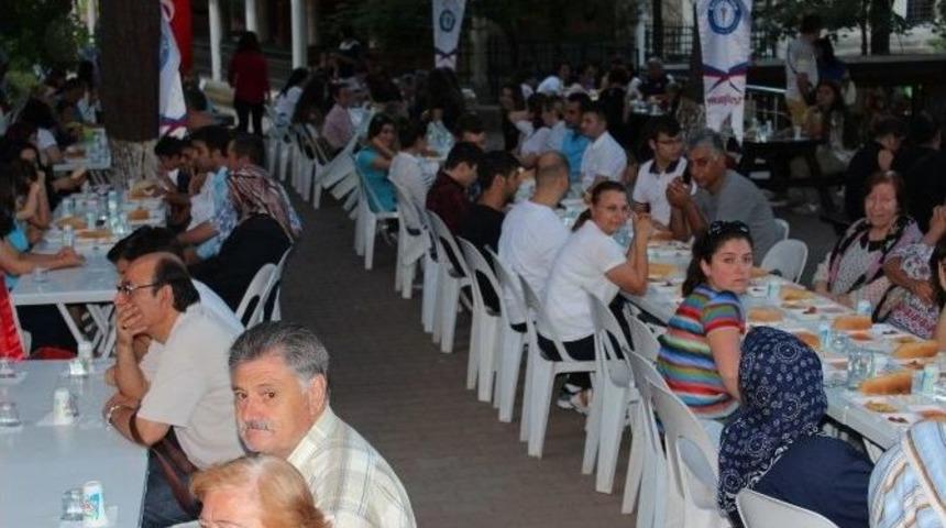 Sağlık&ccedil;ılar İle Vatandaşlar İftar Sofrasında Buluştu